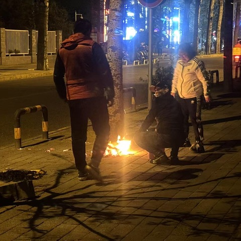 平安清明 防火先行——八北东社区开展夜间祭扫看护工作