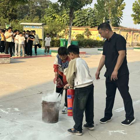 “开展消防演练，筑牢安全防线”——陈化店镇云杜学校消防安全演练活动