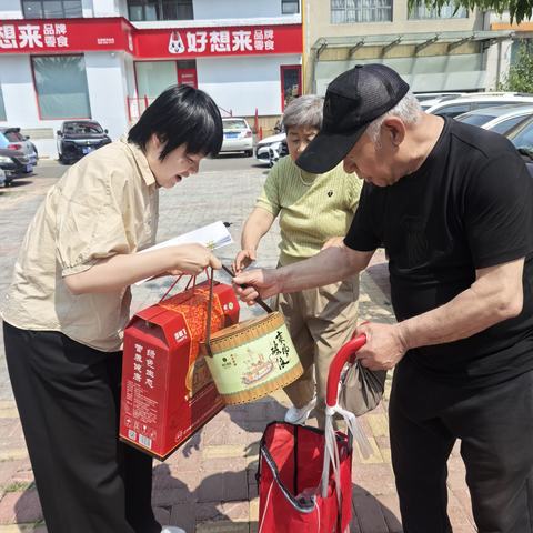 农行营口站前支行开展“端午粽香情 感恩贵宾行”主题贵宾客户答谢活动