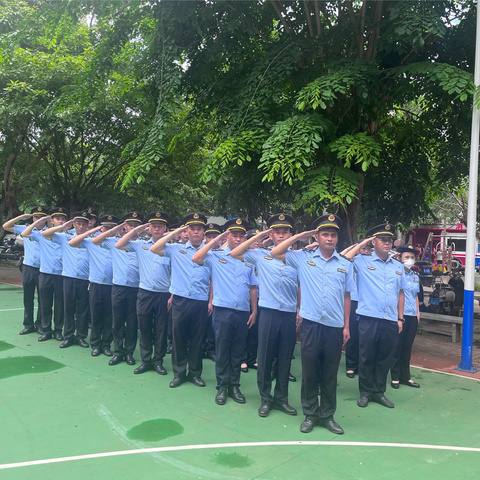 市综合行政执法局琼山分局市容秩序行政执法大队开展持续开展综合行政执法队伍作风纪律教育整顿活动队列训练