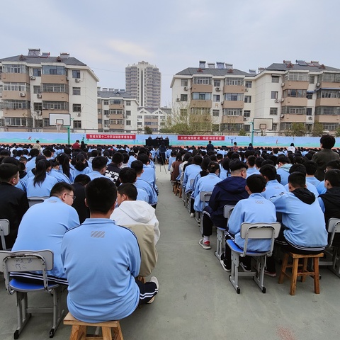 法制教育进校园 共撑校园平安伞 --邹城市第十二中学法制教育报告会