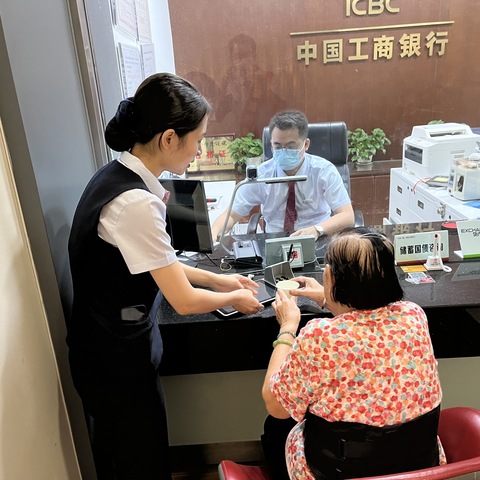 坦洲大兴支行积极开展工行驿站“暖秋关爱”活动