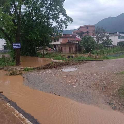 《文明实践员暴雨中的交通守护》