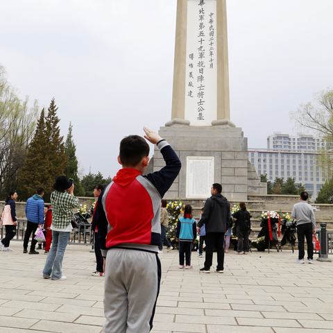 花的缅怀   清明节当天，呼和浩特公主府公园桃花盛开，游人如织。然而，这天最显眼的花却是抗日阵亡将士公墓墓碑下那些黄色和白色的菊花，这些花代表了全市中小学生对抗日英雄的缅怀和敬意。