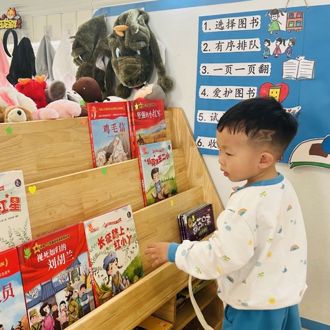 “小手拉大手·一起来阅读”——小3班红色经典·传承红色精神亲子阅读