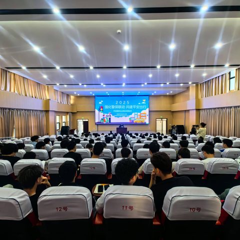 强化警保联动 共建平安出行-中华财险可克达拉中心支公司联合四师交警开展交通安全知识宣传活动