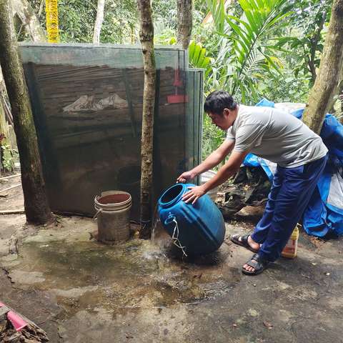 水满村开展“翻盆倒罐和四害消杀”行动  筑牢人居环境“防护网”