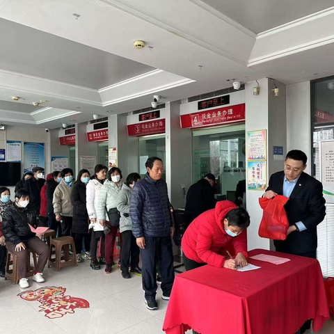 广饶梁邹村镇银行大王支行开展“三八妇女节”活动