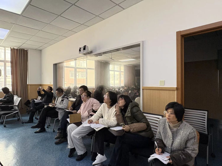 简篇-【灵美龙小·校本教研】“金陵好课堂”:AI赋能助力小班制下的差异化教学——龙潭中心小学数学校本研修系列活动(一)