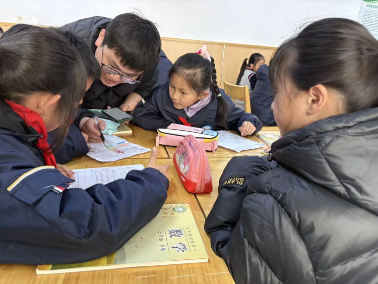 简篇-【灵美龙小·校本教研】“金陵好课堂”:AI赋能助力小班制下的差异化教学——龙潭中心小学数学校本研修系列活动(一)