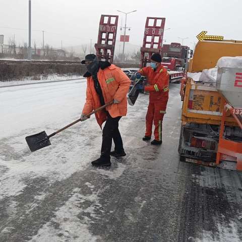 镶黄旗公路养护中心以雪为令 清除冰雪保畅通