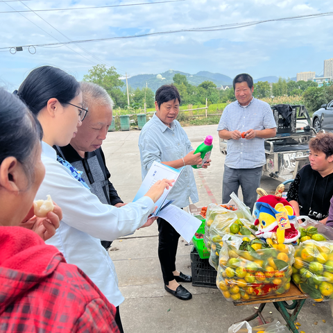 “重阳敬老，金融护航”—长街建行走进大湖村集市防范金融诈骗宣传活动