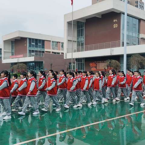 经纬小学四年级"凝聚力量 团结奋进"主题队列队形广播操比赛活动美篇