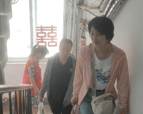 沙北街道泰山社区七·一慰问老党员 不忘初心送关怀