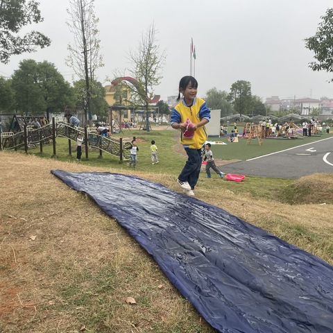 银幼大二班游戏活动—大山坡“滑草”