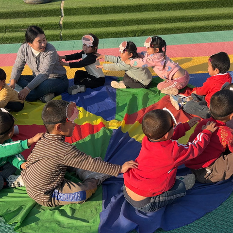 赵寨子镇中心幼儿园倪堂分园周课程课例—小班健康活动《小刺猬运纸箱》