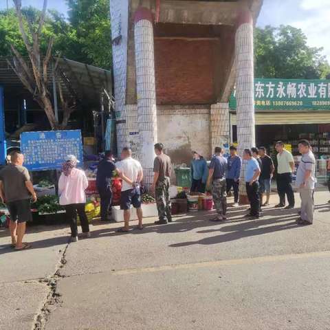 2024年7月17日感城镇陀烈村与感城镇公爱居两委干部联合整治乱摆乱放工作