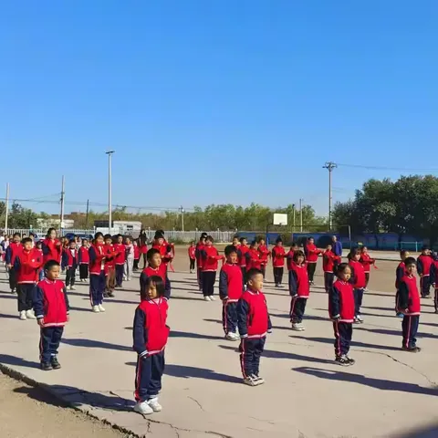 “做星星火炬下的好少年”拉拉屯小学入队日主题活动