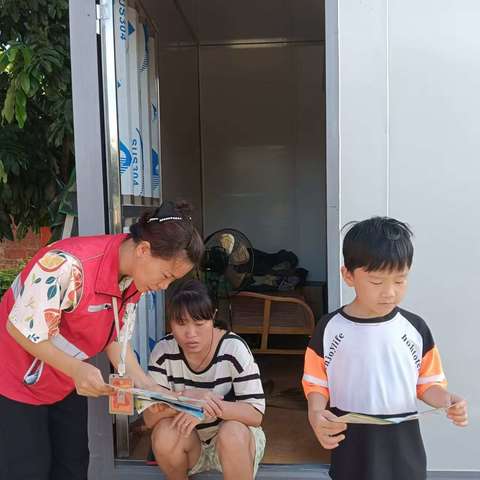 新龙镇网格员常态化入户宣传防诈骗宣传