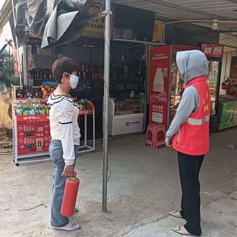 新龙镇那斗村网格员入户开展防火宣传