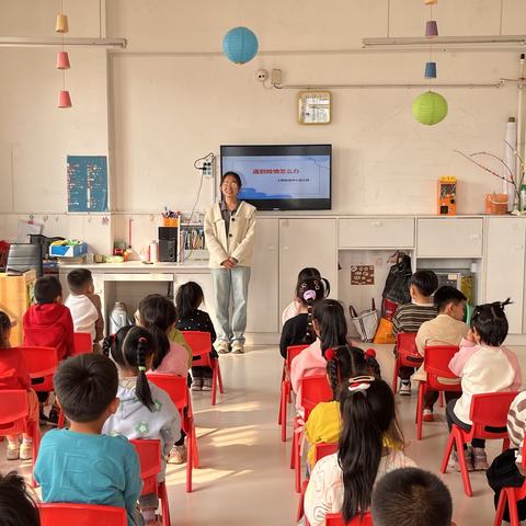 人和街道中心幼儿园——大三班《遇到险情怎么办》