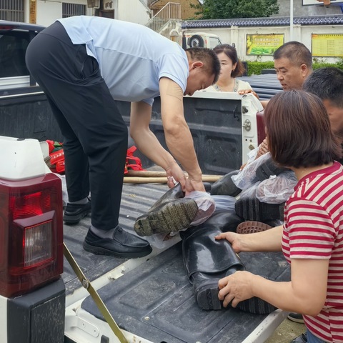 陇县关山林场：情系受灾村组、防汛物资送一线