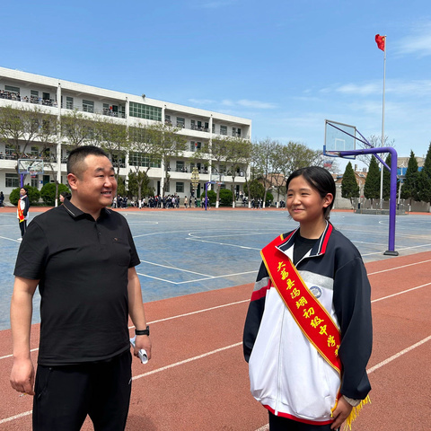 赴春之约 共育花开 ——大荔县冯翊初级中学八年级家长会