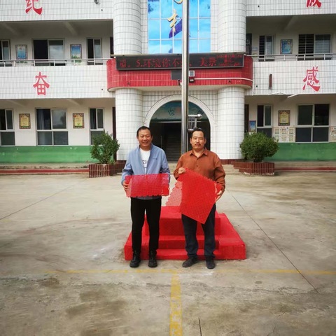爱心传递 情暖校园——中吕村吕中现同志为中吕小学焕新旗台，以善举点亮校园