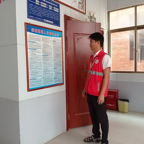 八所镇罗带村网格员开展宗教排查工作。