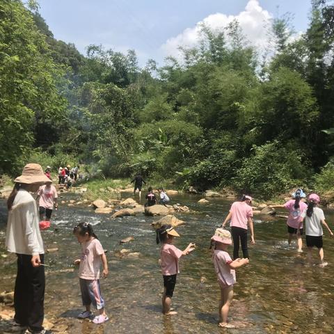 “不负春光，与美同行”