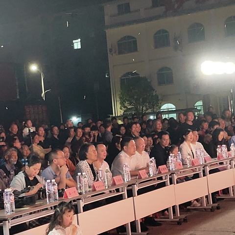 致敬劳动者  歌唱新时代--庆“五一”文艺晚会走进莲花社区