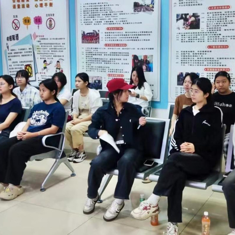 美兰区心适健康小屋走进美兰区健康体验馆开展关于“同伴边界与应对性骚扰”的心理健康课程