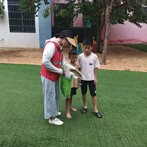 新龙镇网格员开展预防未成年人违法犯罪宣传