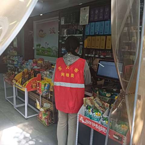 新龙镇网格员入户开展禁塑宣传