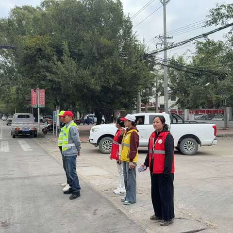 新龙镇网格员协助开展交通安全管制工作