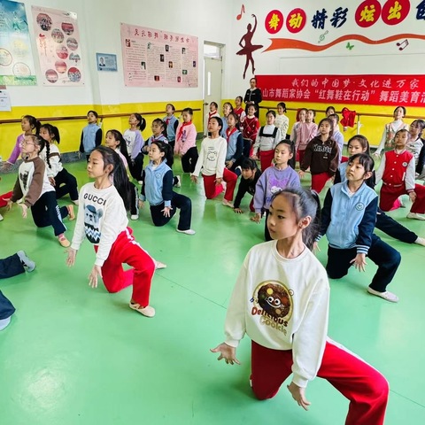 “我们的中国梦·文化进万家”——乳山市舞蹈家协会“红舞鞋”舞蹈美育在行动活动持续推进