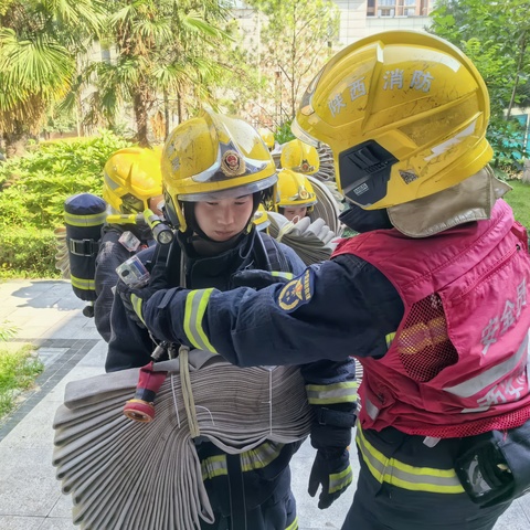 灞柳二路政府专职消防救援站组织开展高层建筑供水线路铺设暨车辆供水能力测试和专项训练