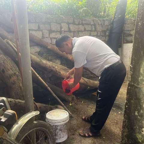 崖城村联合区卫健委开展“翻盆倒罐 清理积水”爱国卫生运动