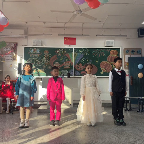 喜迎蛇年，庆元旦。                          ———路北小学二（10）班