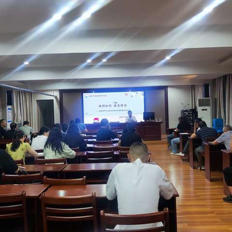 精耕细作促提升 凝心聚力谋发展 —— 黄湾镇中心小学召开 10 月教师集中学习会