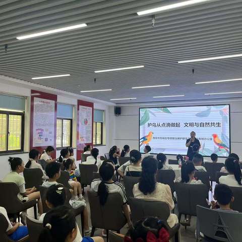 人大代表联合社区开展暑期青少年公益活动