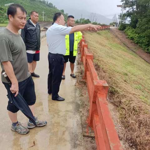 县委副书记、政法委书记李夏，县委常委、副县长莫泉平到西南灌区检查指导防风防汛工作