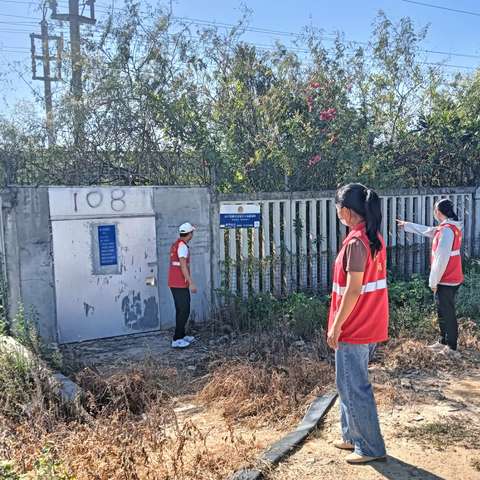八所镇罗带村网格员开展铁路护路巡查工作