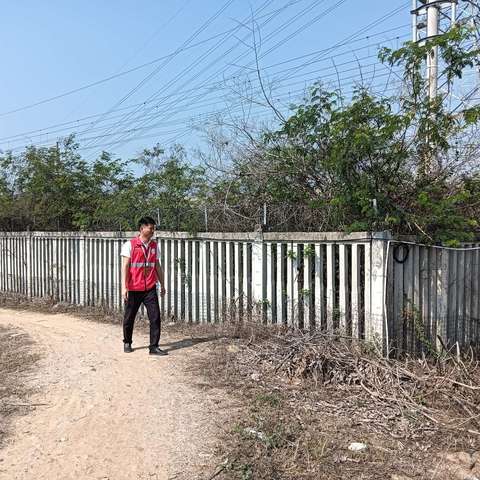 八所镇罗带村网格员开展铁路护路安全巡查工作