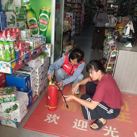 八所镇罗带村网格员开展消防安全排查工作