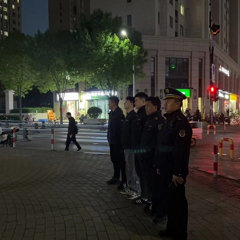 段北城管突击夜查餐饮业户占道经营