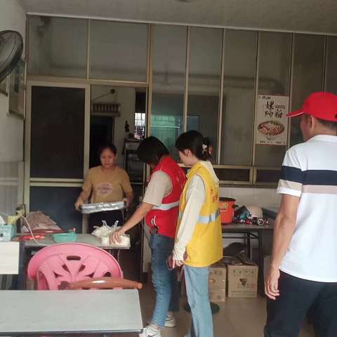 八所镇滨海社区网格员开展禁塑宣传活动