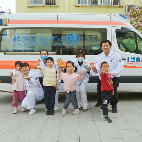 “滴嘟~滴嘟~滴嘟~”急救车来啦！🚑🚑🚑