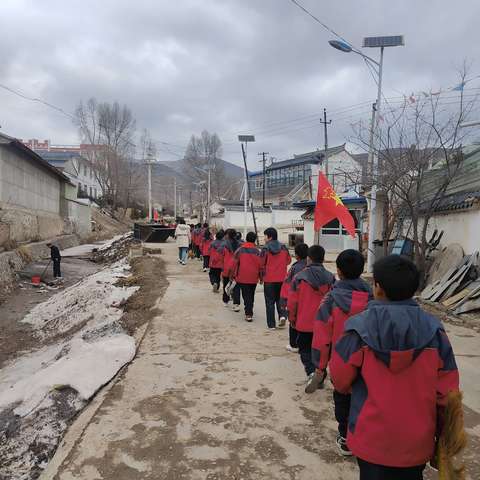 岷县申都乡中心小学“小手拉大手”卫生革命活动