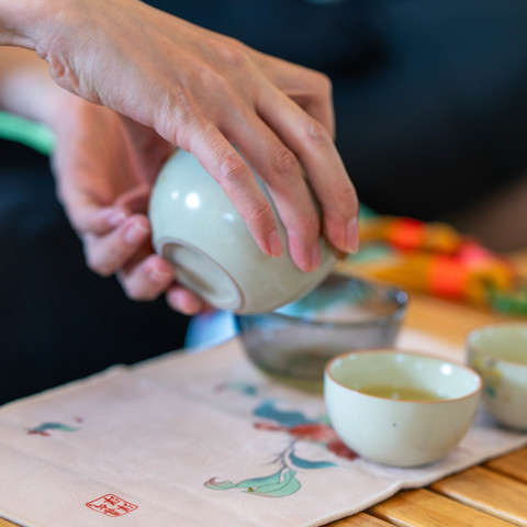 食一碗人间烟火 饮几盏人间起落